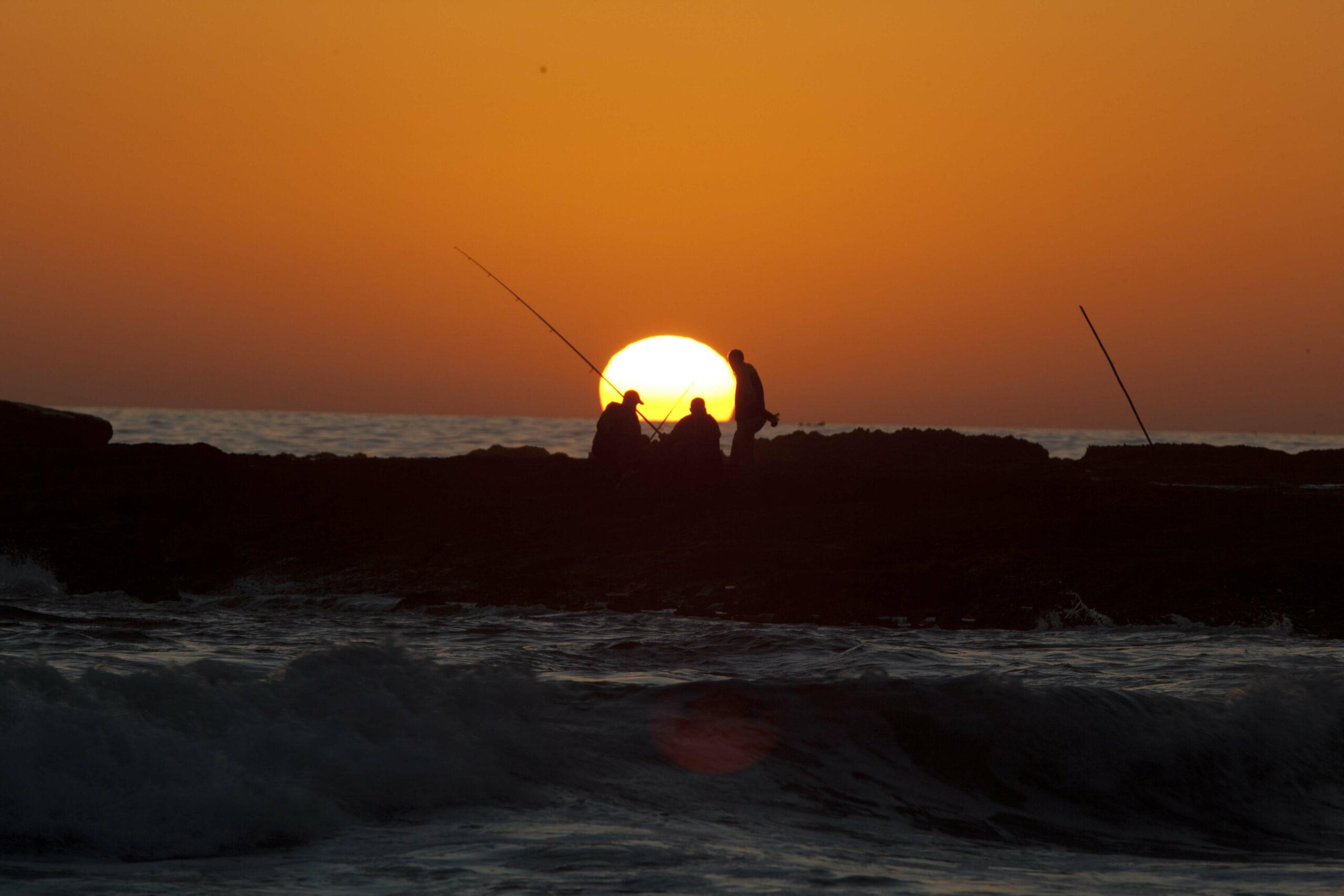 Pêche à la ligne au coucher du soleil